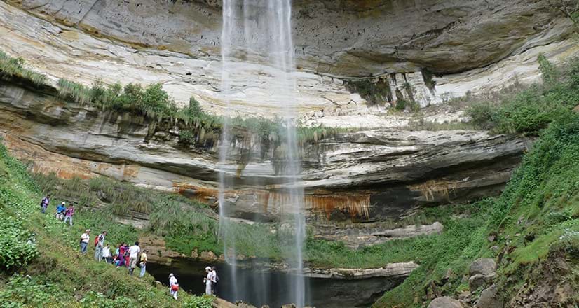 Turistas caminhando por Yumbilla