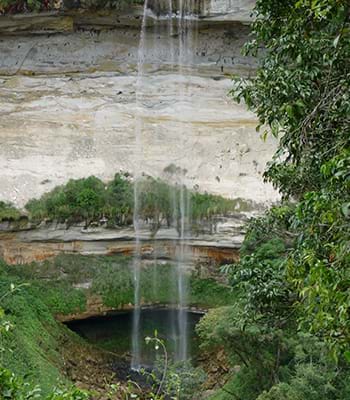 Turistas desfrutando de um banho na Catarata de Yumbilla