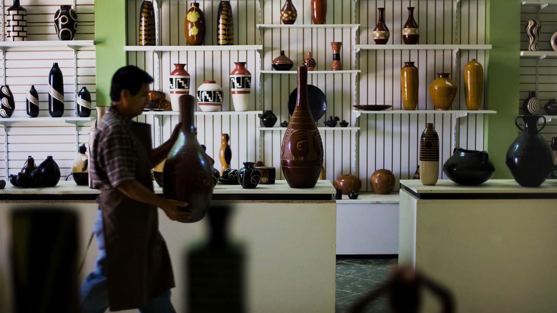 Exibição e venda de cerâmica de Chulucanas