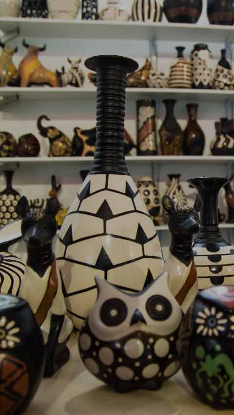 Exibição e venda de cerâmica de Chulucanas