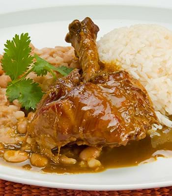 Saboreie um delicioso Seco de Cabrito acompanhado de Chicha de Jora.