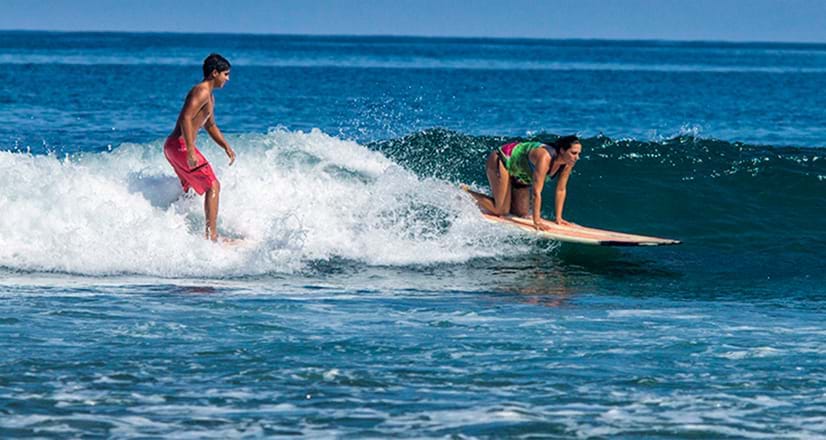 Surf na praia de Máncora
