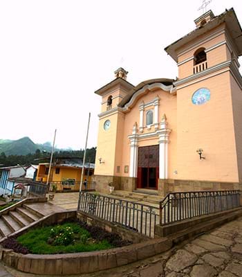 Visita la iglesia de la Virgen del Agua.