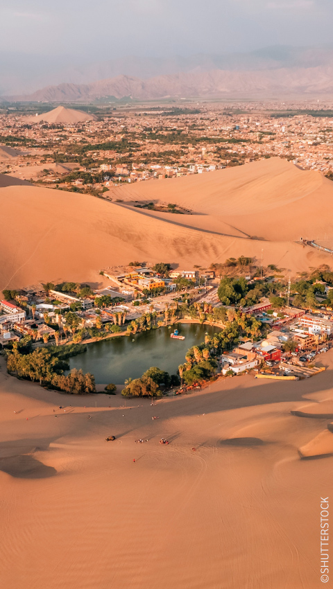 Oasis del desierto Huacachina en Ica, Perú.