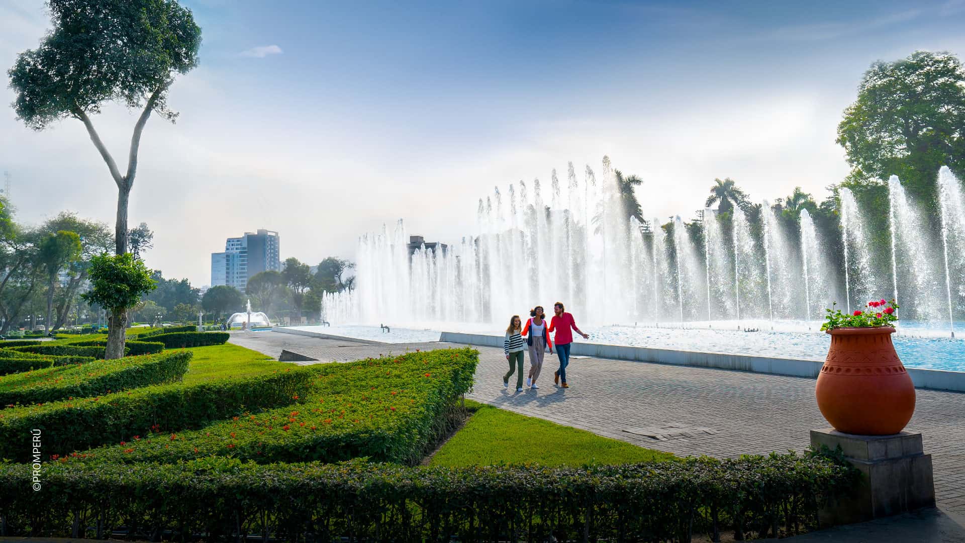 Turistas passeando no Circuito Mágico del Agua