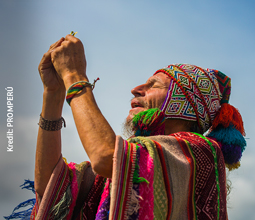 Pago a la tierra während der Feier Inti Raymi