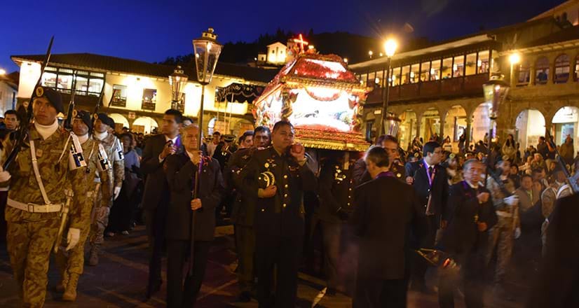 Procesión durante -Semana Santa en el Cusco