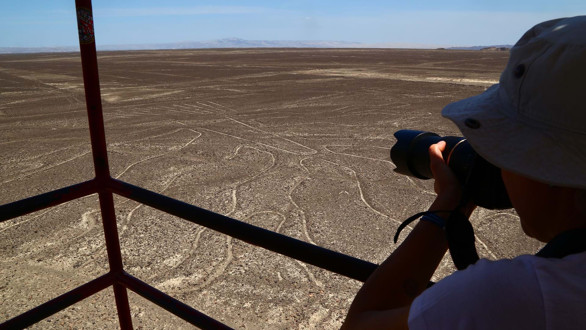 Turista en las Líneas de Nasca
