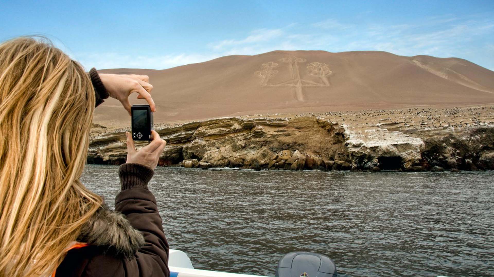 Turista fotografiando el Candelabro