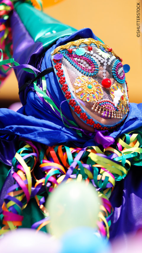 Bailarín con traje típico celebrando el carnaval, Arequipa.