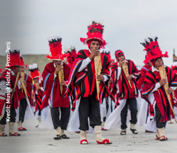 Dançarinos típicos durante a Festa da Virgem da Candelária