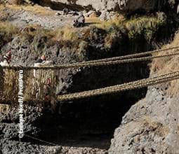 Renovação da ponte Inca durante o Q’eswachaka