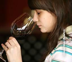 Turista degustando vinho tinto no Fundo Vista Alegre