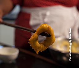 Teller mit Picarones in Lima