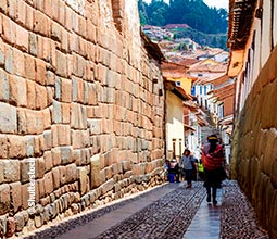 Touristen auf einer Tour durch Cusco