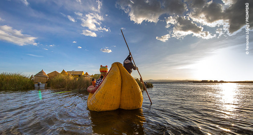 Totora-Schilfboot auf den Uros-Inseln im Lago Titicaca