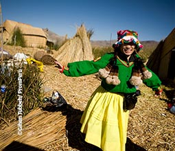 Mädchen in Puno mit typischer Tracht