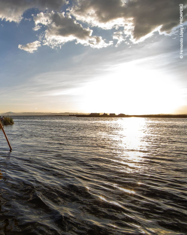 Totora-Schilfboot auf den Islas Flotantes de los Uros im Lago Titicaca
