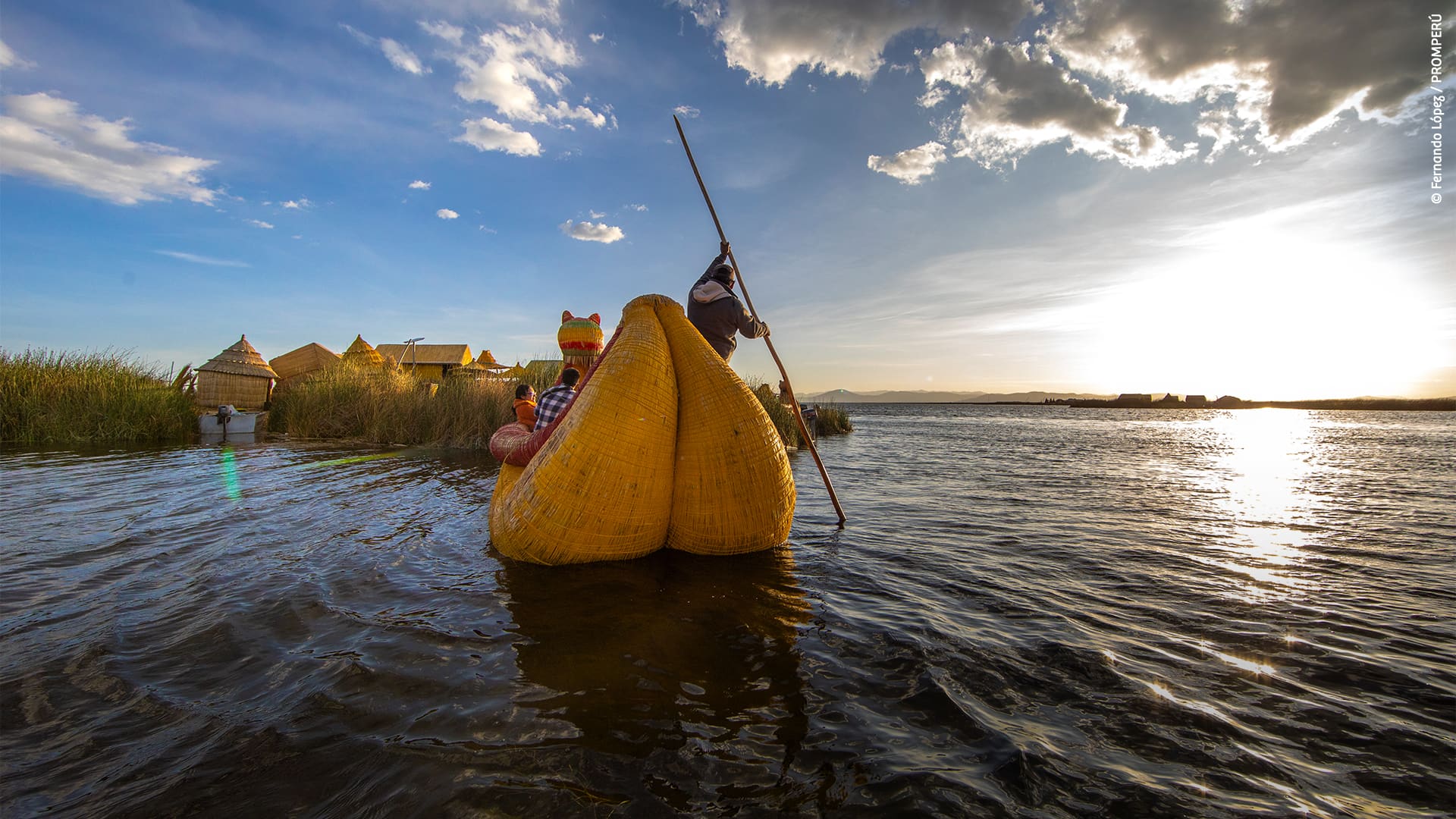 Totora-Schilfboot auf den Islas Flotantes de los Uros im Lago Titicaca
