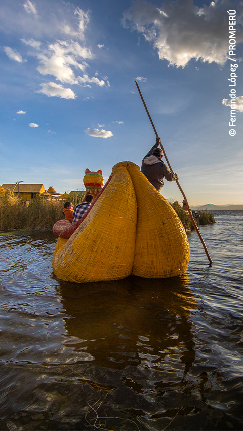 Totora-Schilfboot auf den Islas Flotantes de los Uros im Lago Titicaca