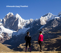 Trekking in den schneebedeckten Bergen