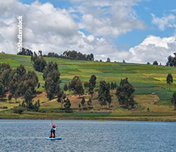 Blick aus der Ferne auf eine Lagune von Cusco