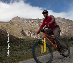Touristen Radfahren in Moray