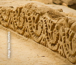 Detail der Lehmmauerwerke in Hochrelief im archäologischen Komplex von Túcume