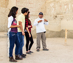 Touristen und Reiseleiter in der Huaca Cao Viejo des Archäologischen Komplexes El Brujo