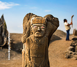 Totem im Bereich des zeremoniellen Brunnens im archäologischen Komplex El Brujo