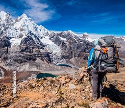 Tourist schätzt Ausblick auf den Berg in Ancash