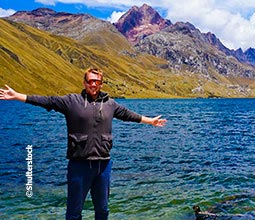 Tourist blickt auf den See in der Nähe der Berge von Ancash
