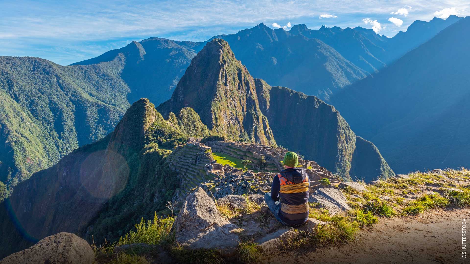 Tourist beim Betrachten von Machupicchu im Morgengrauen.
