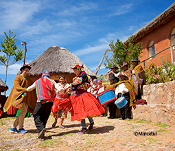 Villagers and tourists dancing in Ccotos - Ticonata.