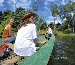 Sailing to the Posada Amazonas.