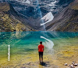 Trekking to Humantay lake