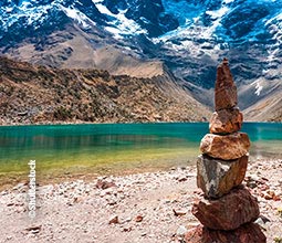 Trekking to Humantay lake