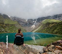 Trekking to Humantay lake