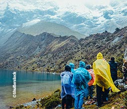 Trekking to Humantay lake
