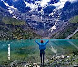 Trekking to Humantay lake