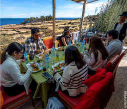 almuerzo-en-la-isla-amantani-mosaico3
