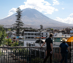 turistas-observando-volcan-misti-arequipa-1