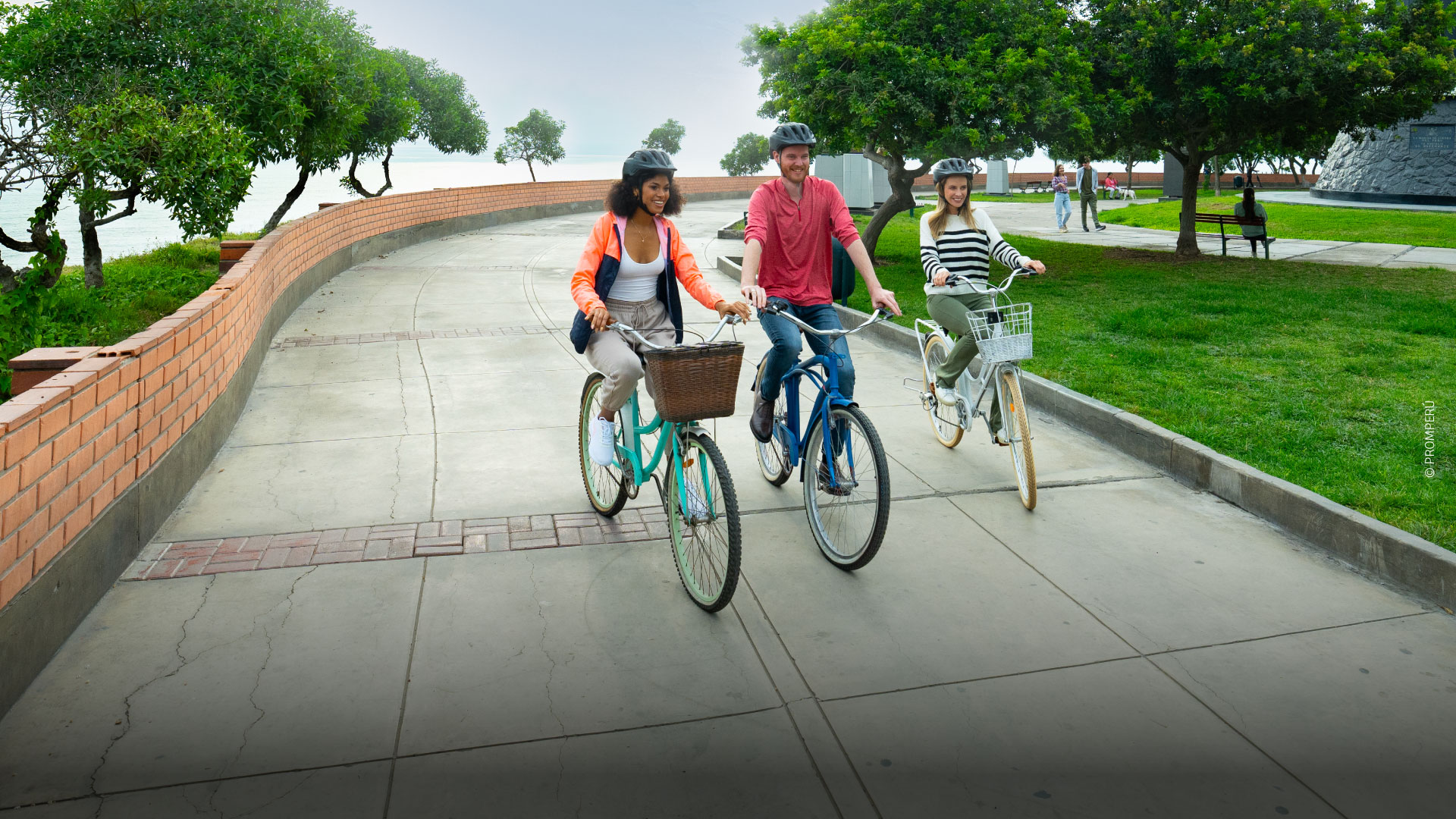 Bike ride along the Malecon of Miraflores / © PROMPERU