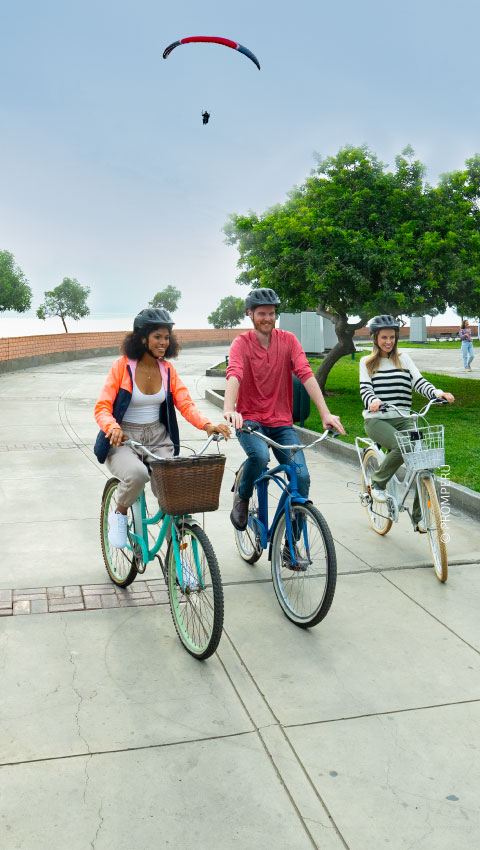 Bike ride along the Malecon of Miraflores / © PROMPERU