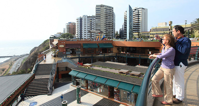 Tourism in the Larcomar Miraflores Shopping Center