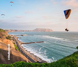 Practicando parapente en Miraflores