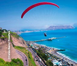 Parapente en el malecón de Miraflores