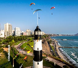 Parapente por el faro del malecón de Miraflores