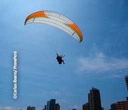 Turista en parapente por Miraflores