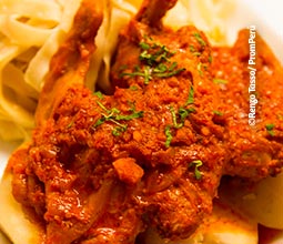 Tallarines con pepián de cuy.